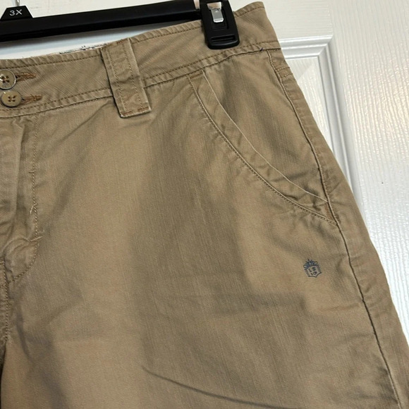 Levi’s women’s tan 10” inseam shorts size 8 - Picture 3 of 9